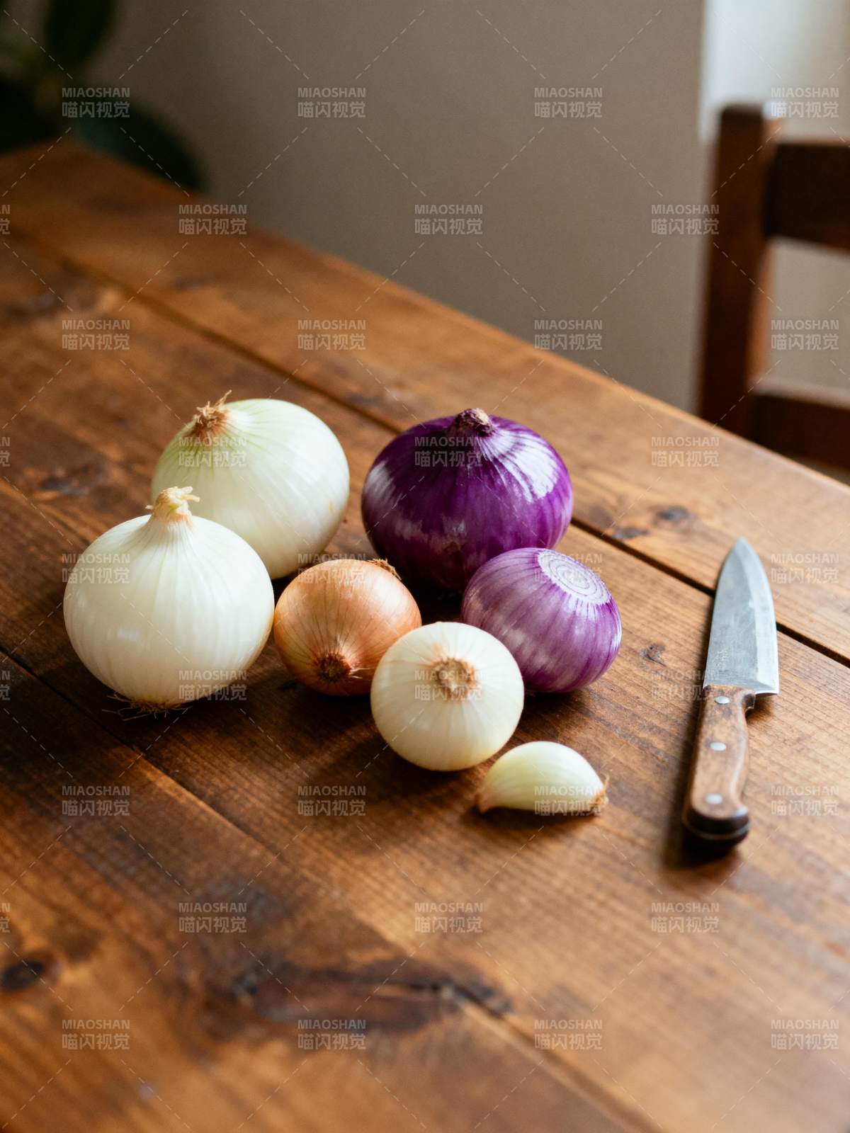 洋葱与刀具静物图片