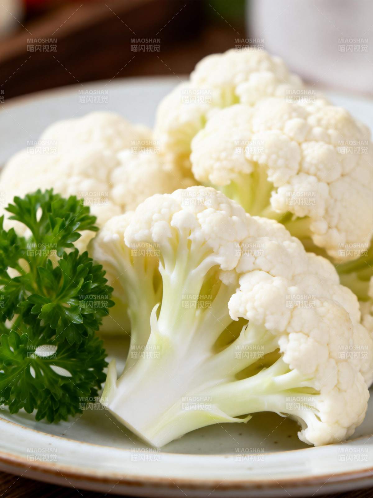 新鲜花椰菜配香菜图片