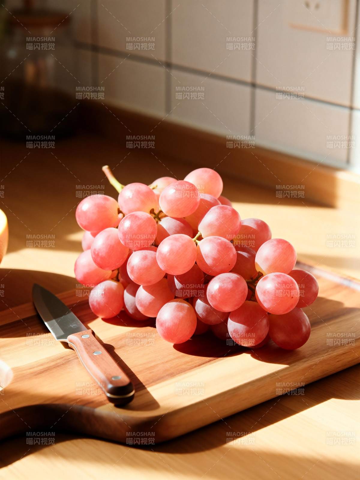 阳光下的红葡萄图片