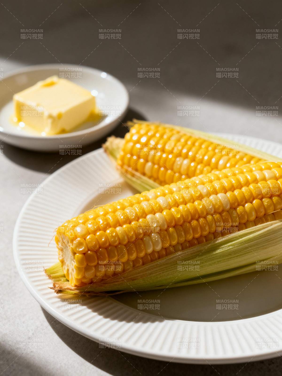 金黄玉米配黄油图片