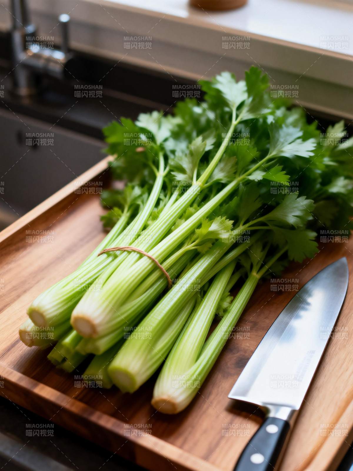 新鲜芹菜待切图片