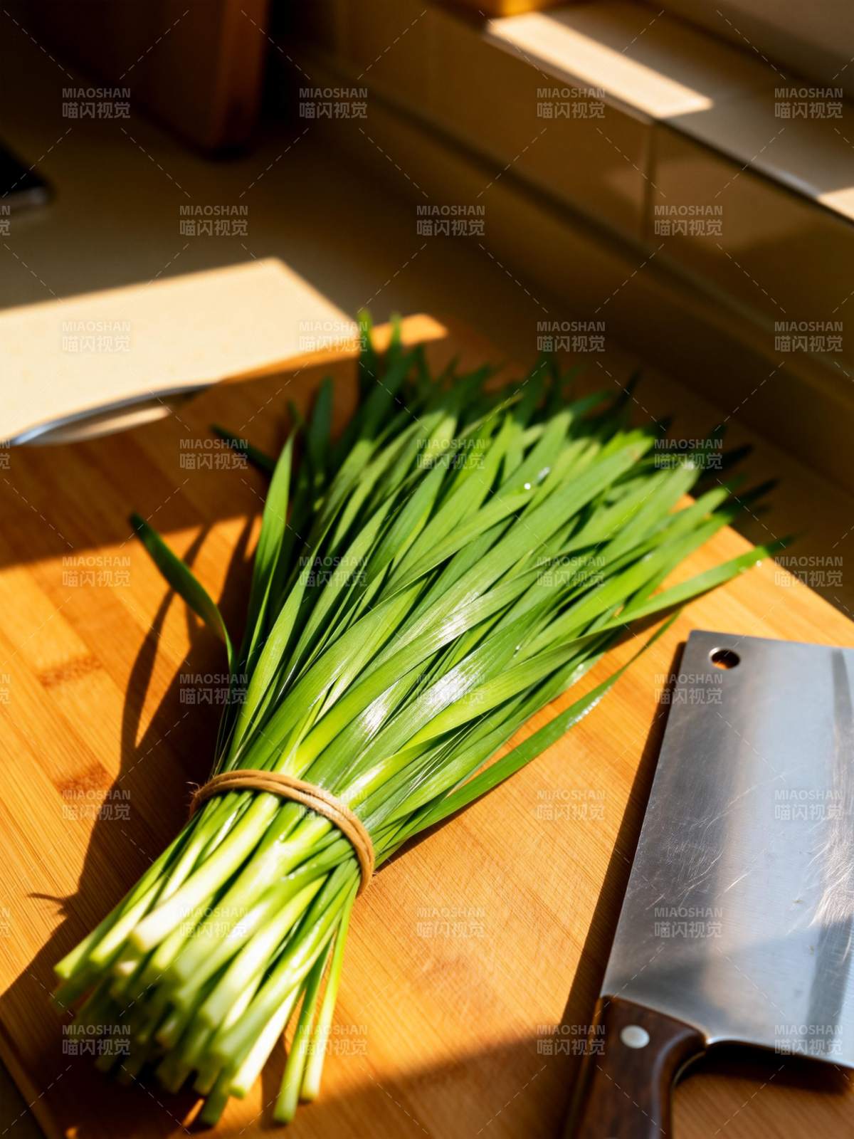 新鲜韭菜待切图片
