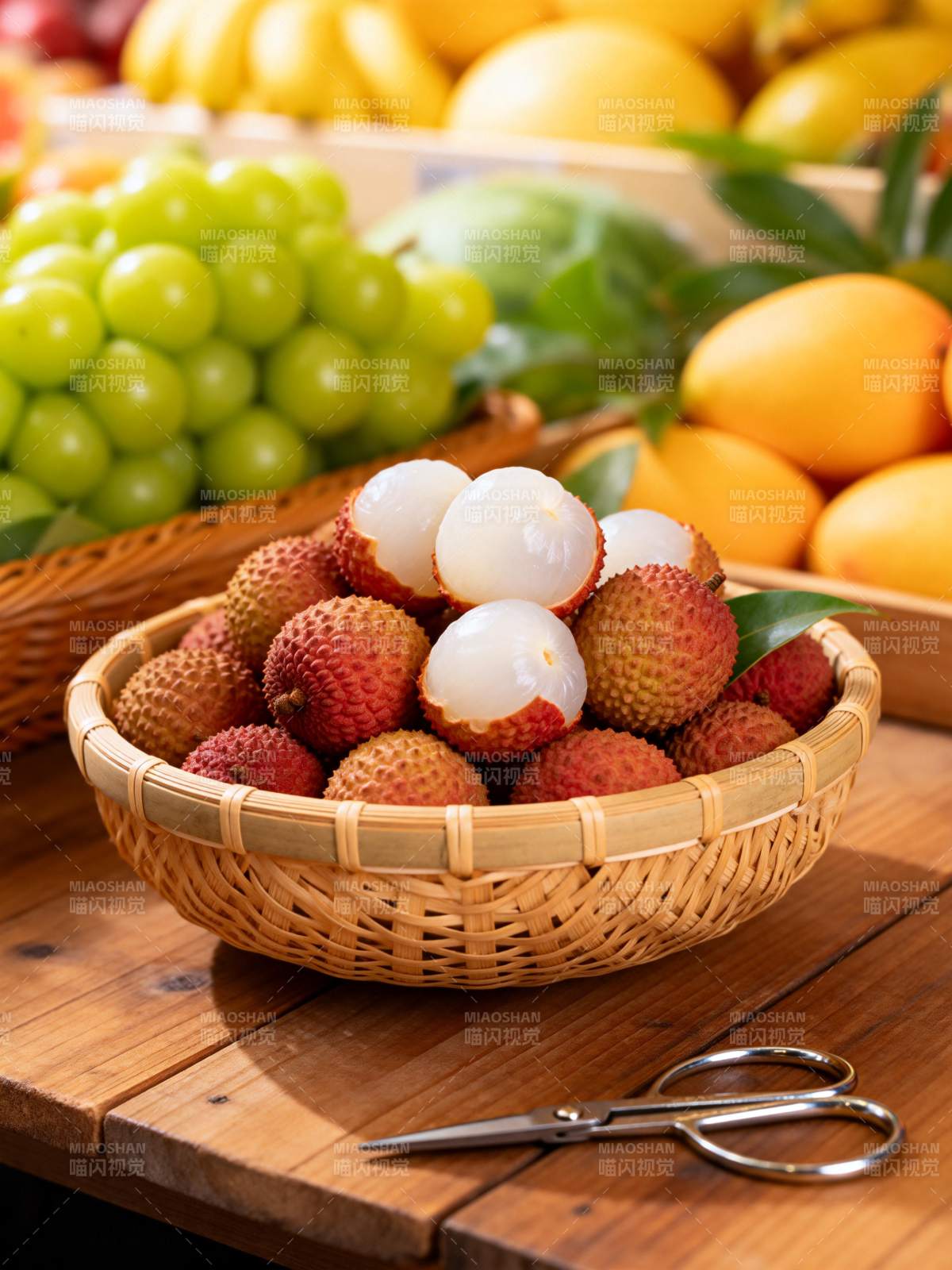 鲜果篮中荔枝香图片