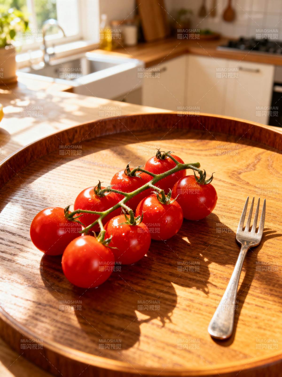 阳光下的樱桃番茄图片