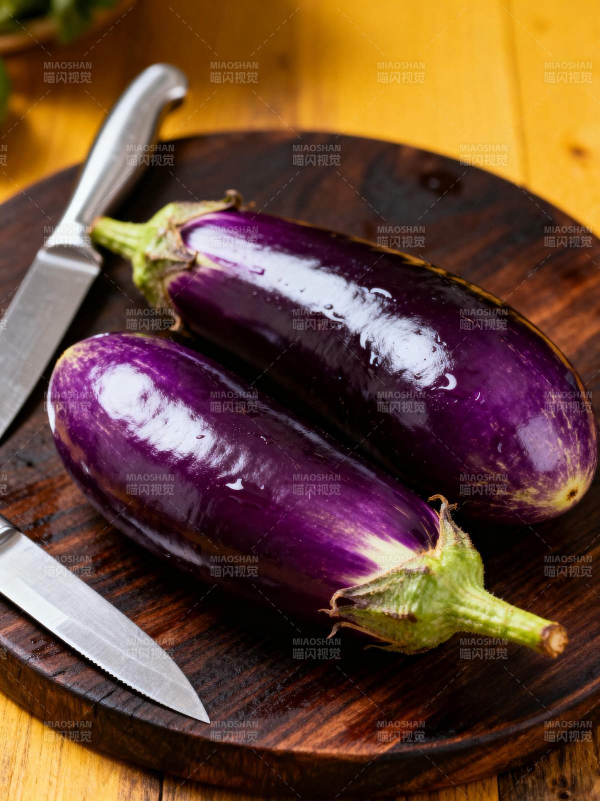 紫茄静置砧板上图片