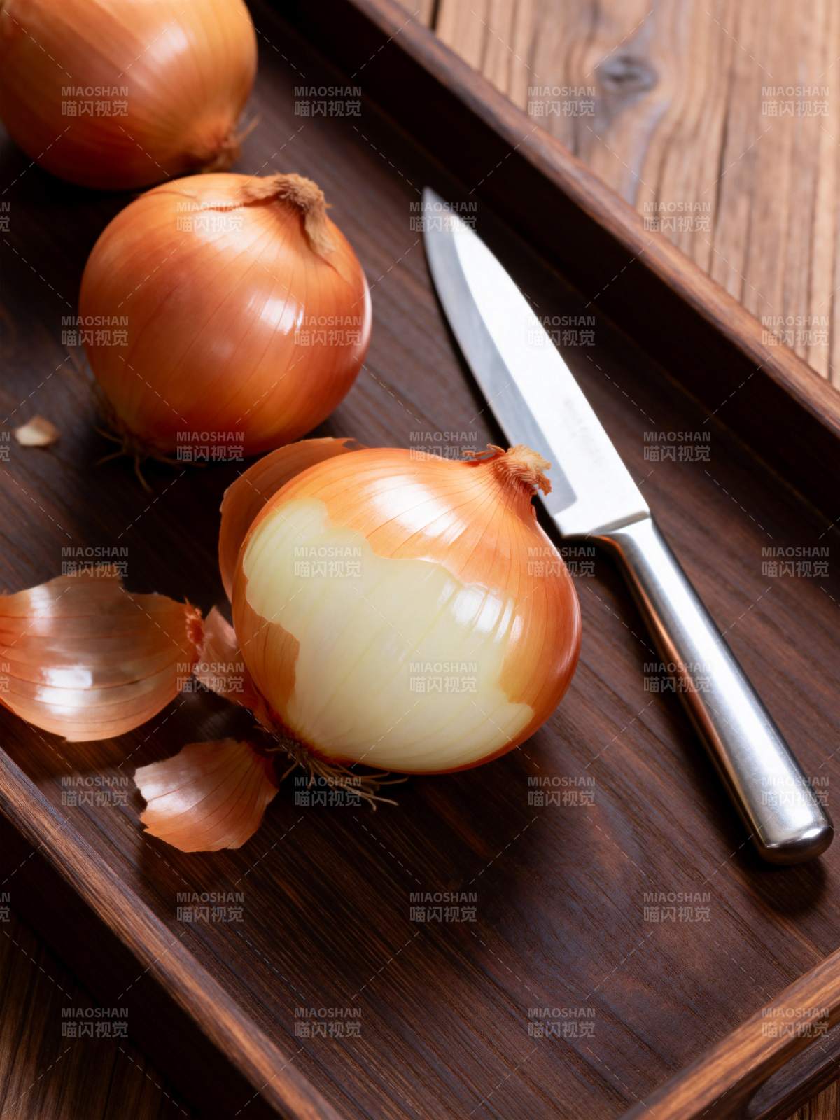 洋葱与刀具静物图片