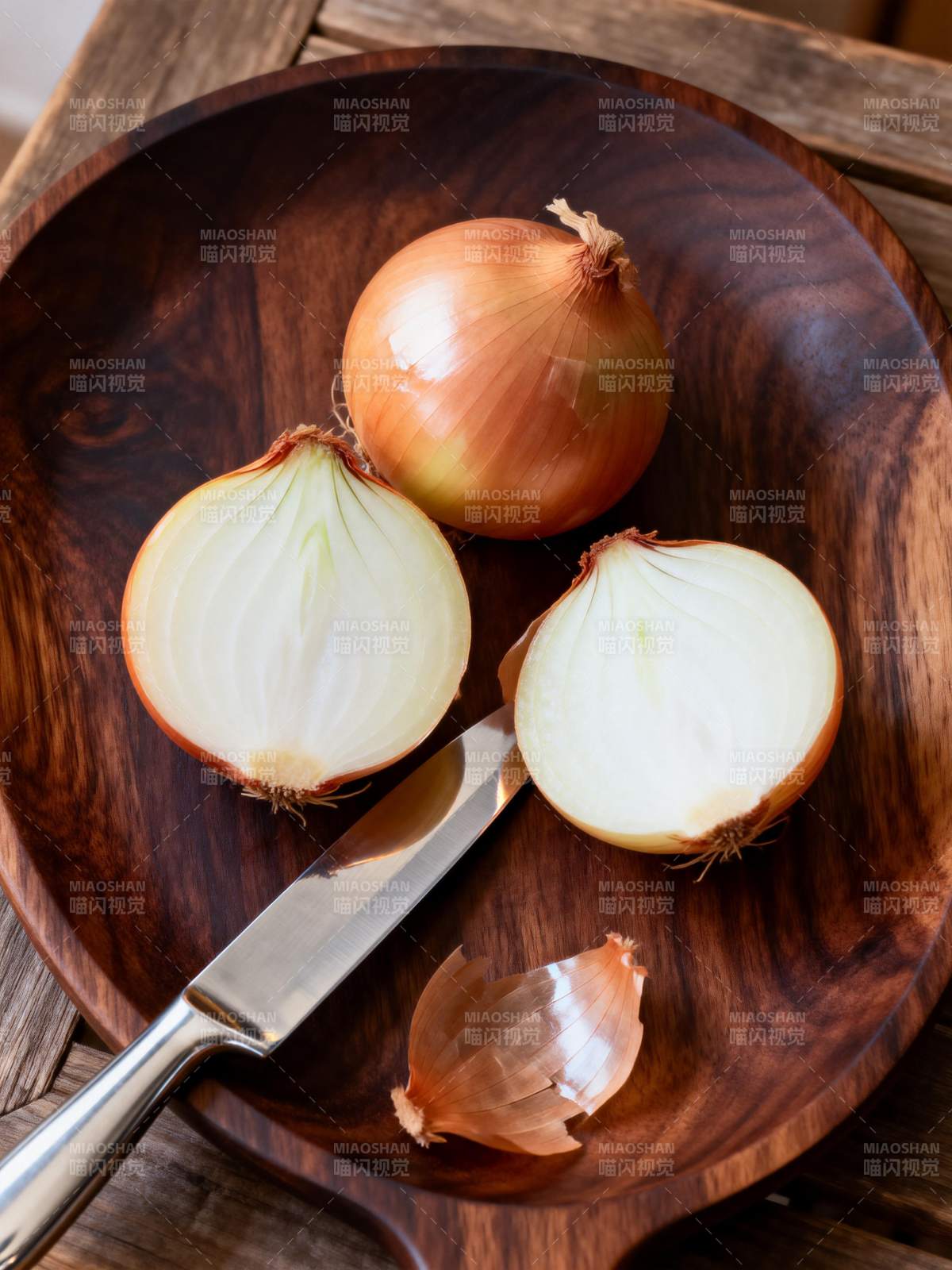 洋葱切片准备中图片