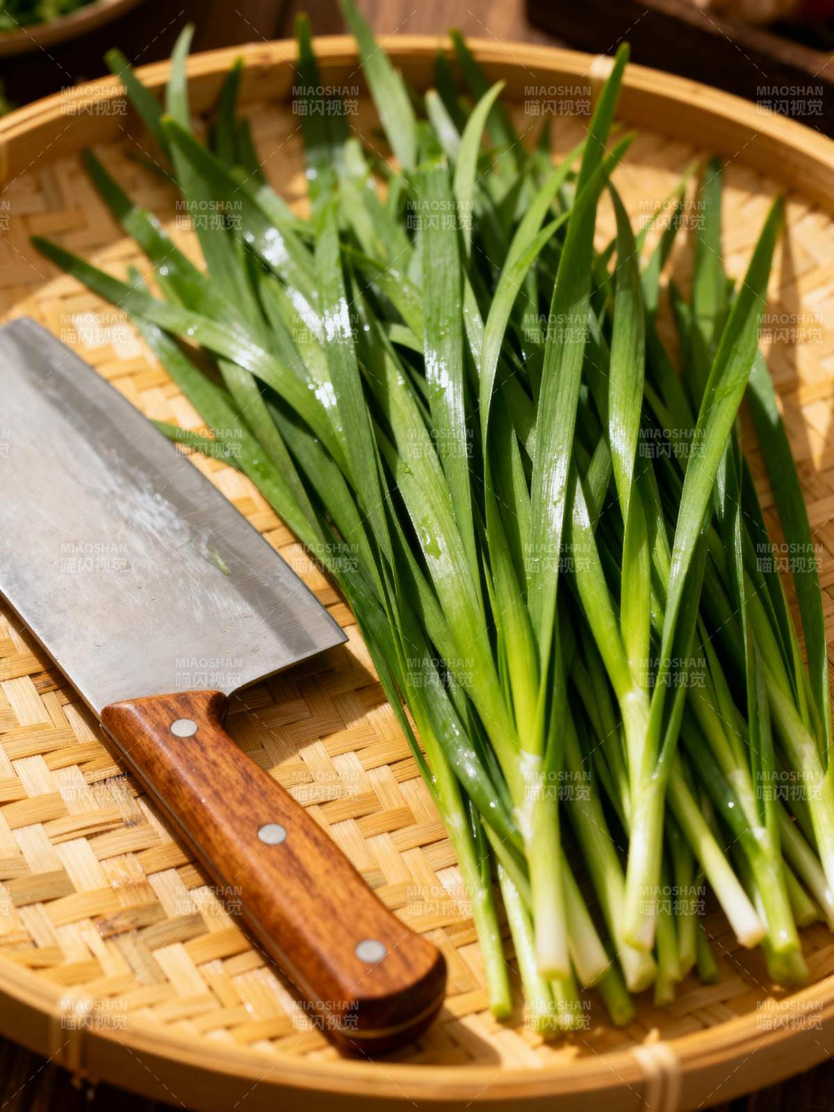 新鲜蒜苗与菜刀图片