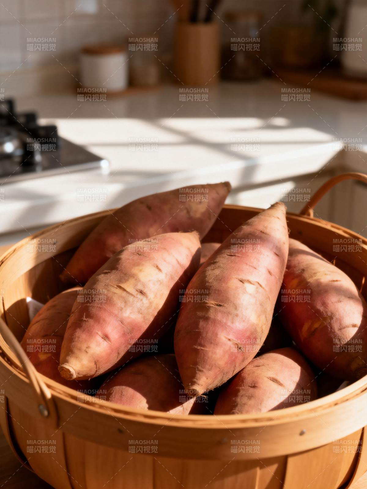 红薯篮中阳光照图片