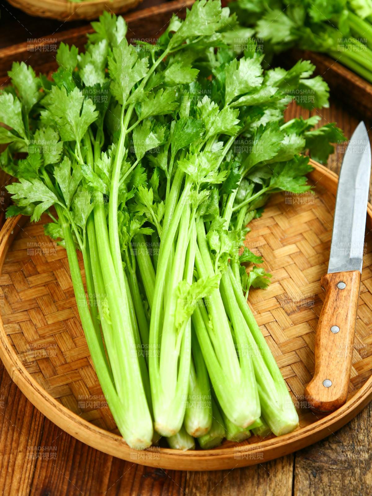 新鲜芹菜待切图片