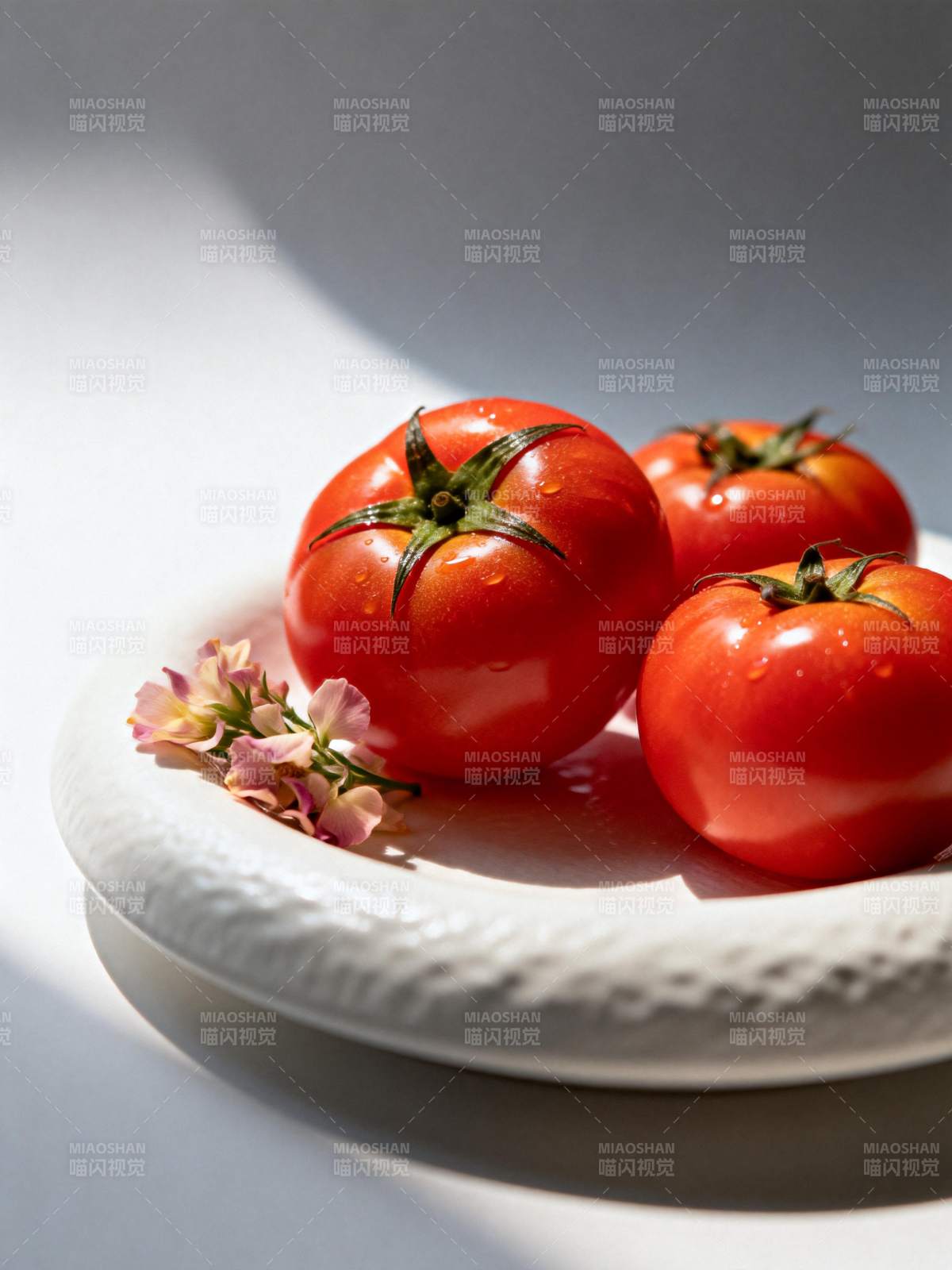 鲜红番茄伴花香图片