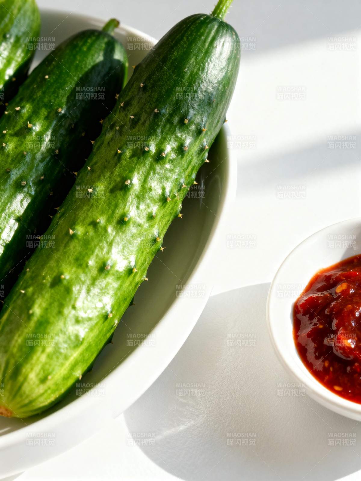 黄瓜配酱料图片