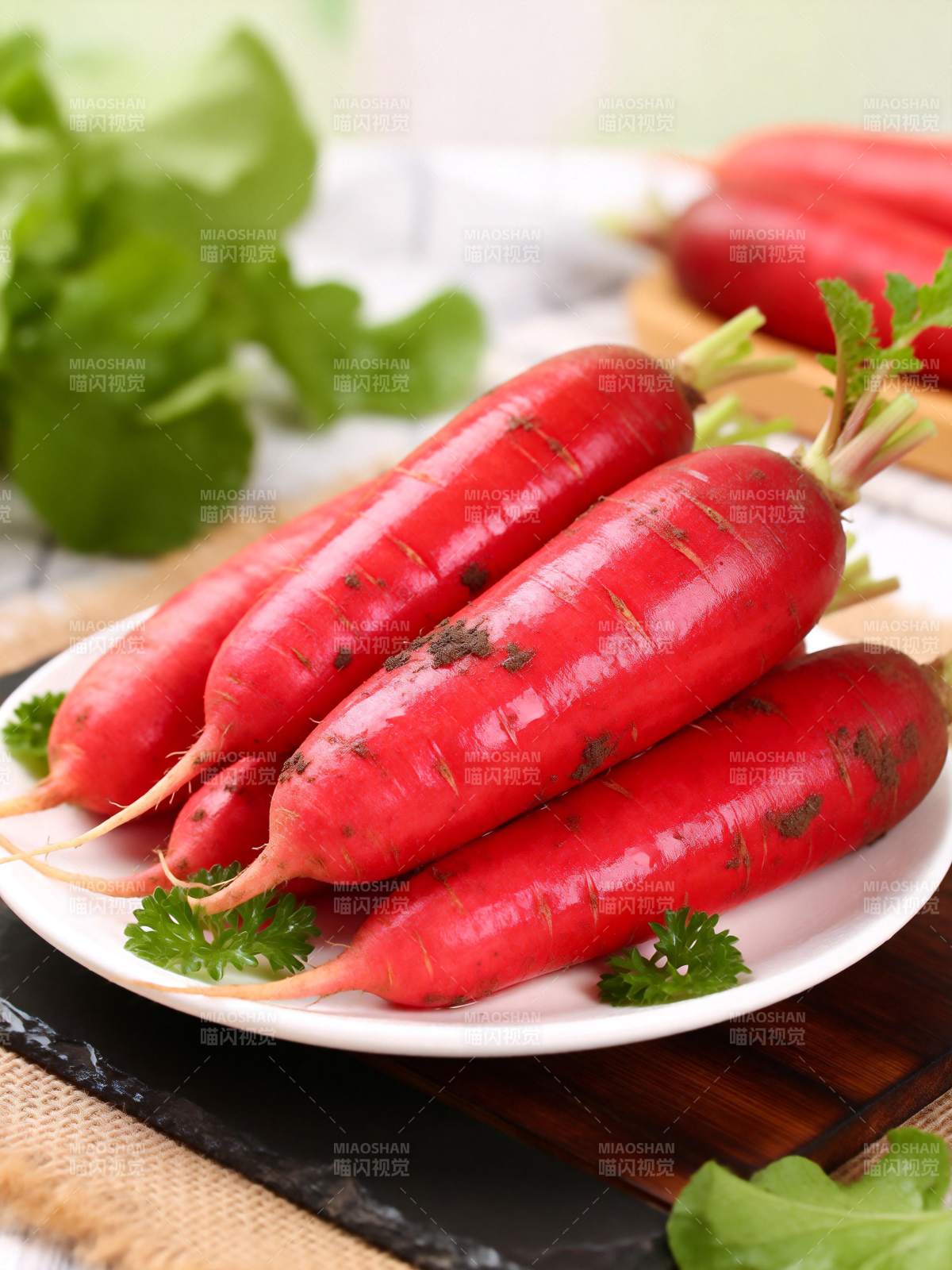 新鲜红萝卜特写图片