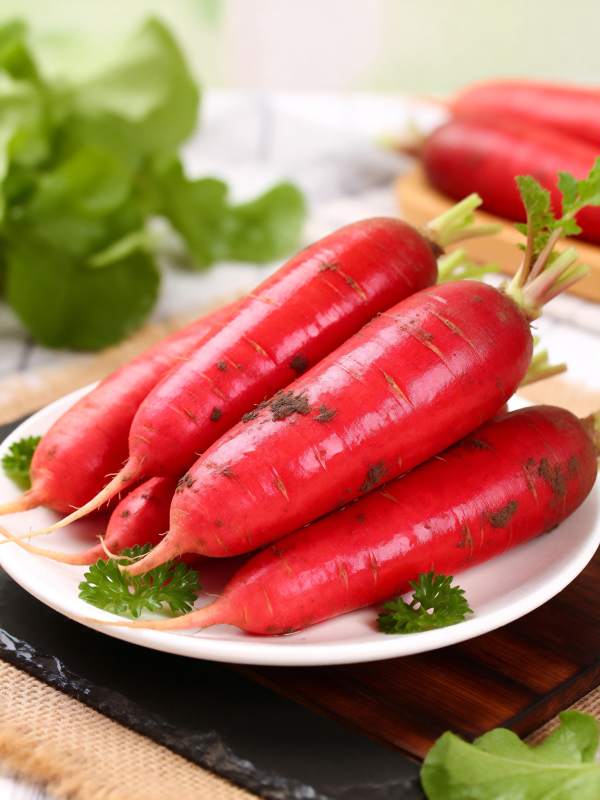 新鲜红萝卜特写图片