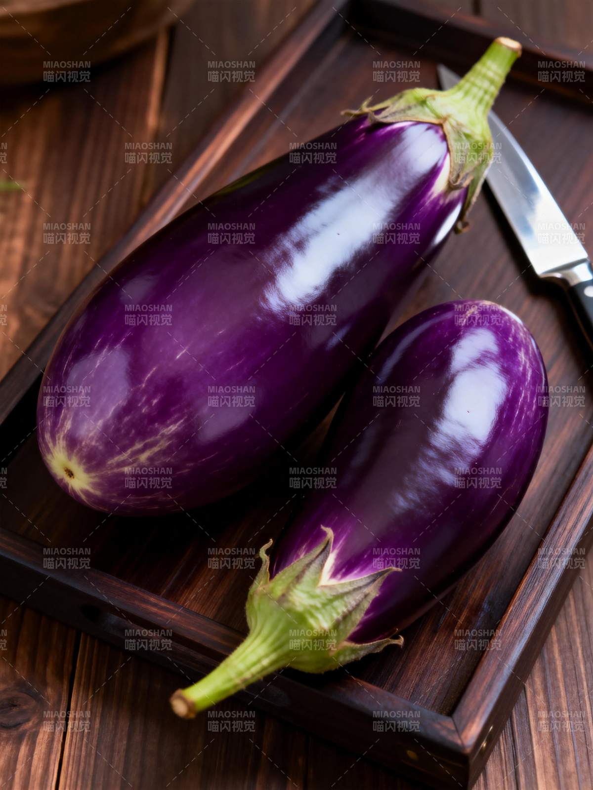紫茄静置木盘中图片