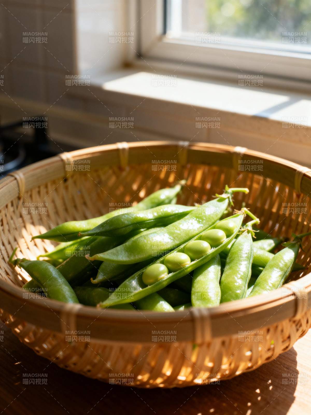 青豆满篮 阳光洒落图片