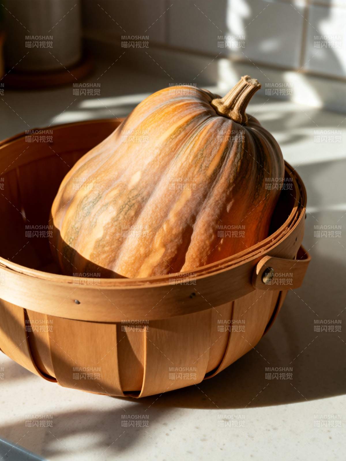 南瓜静置于木篮中图片