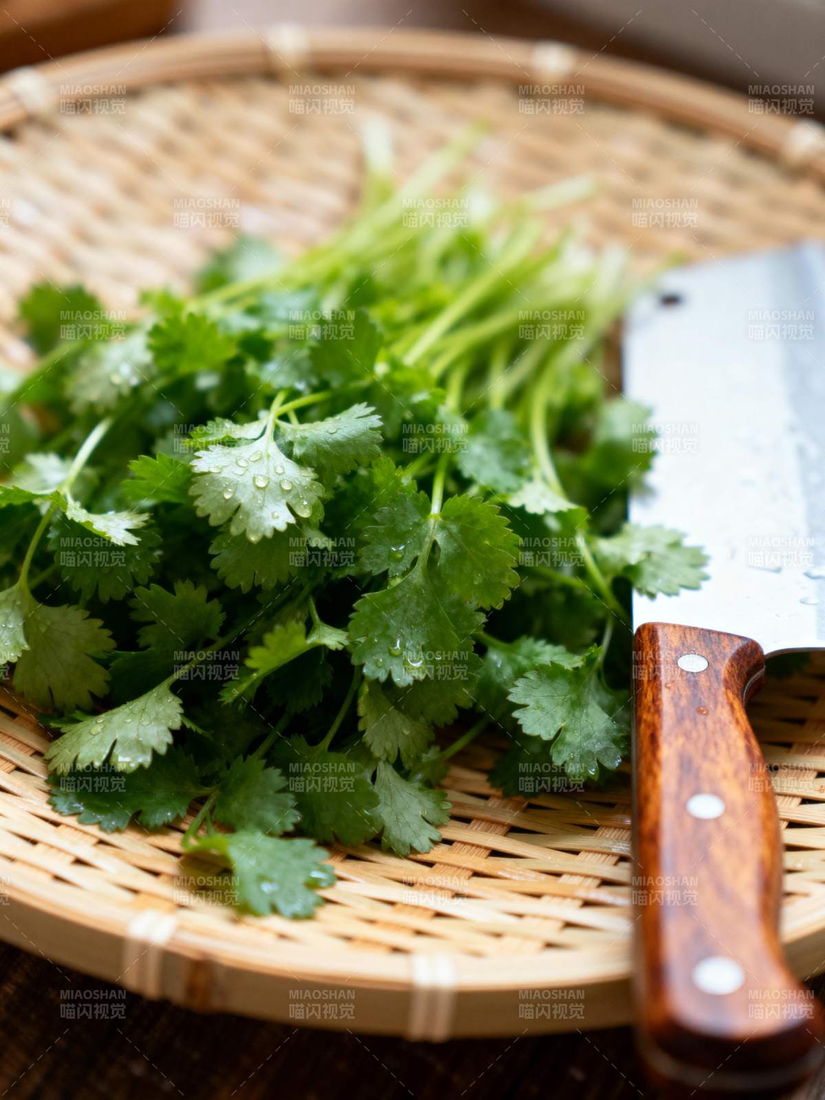 香菜与菜刀静物图片