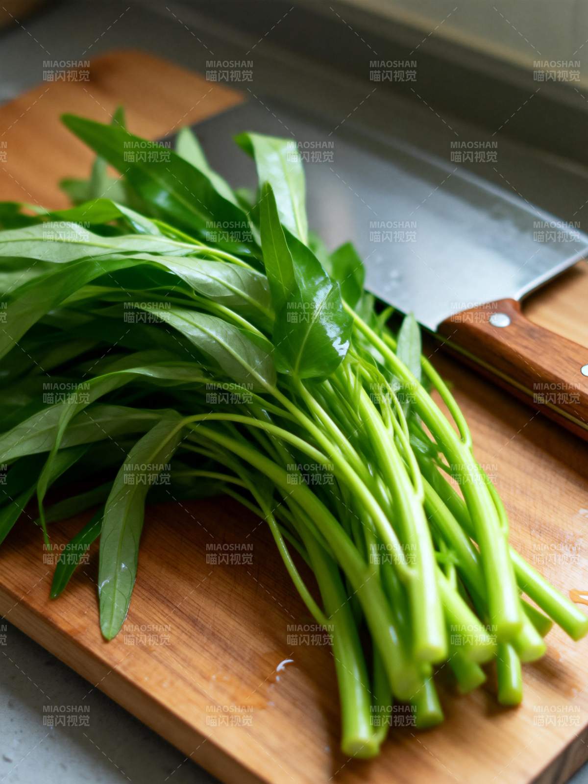 新鲜空心菜待切图片