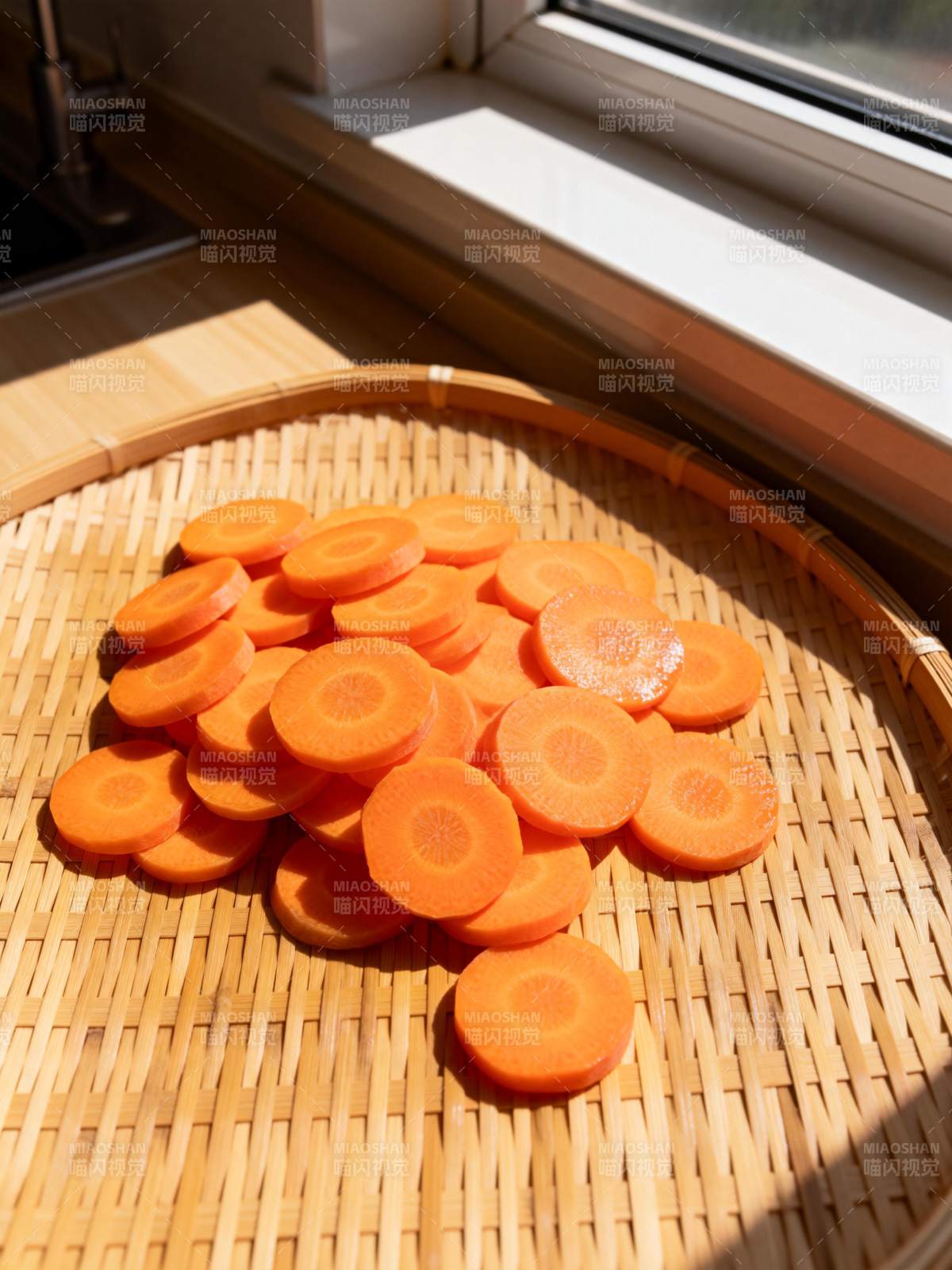 阳光下的胡萝卜片图片