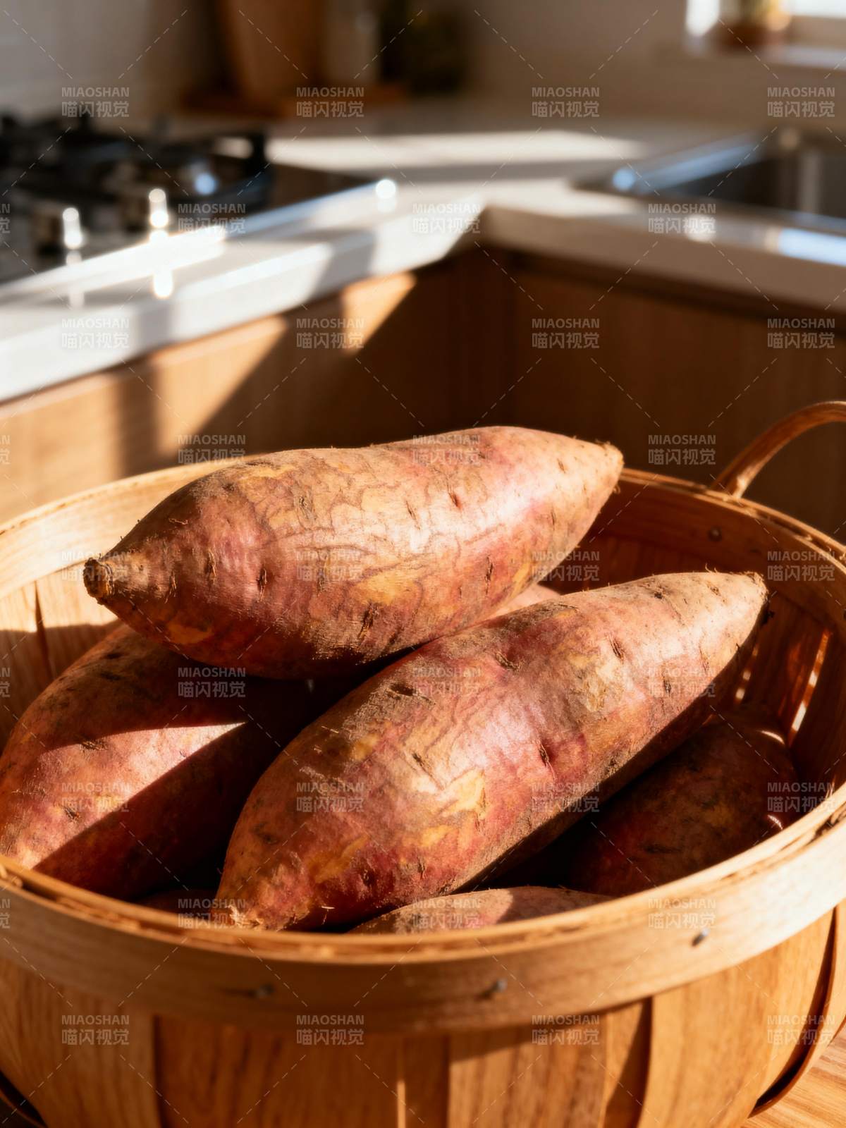 篮中红薯静候烹煮图片