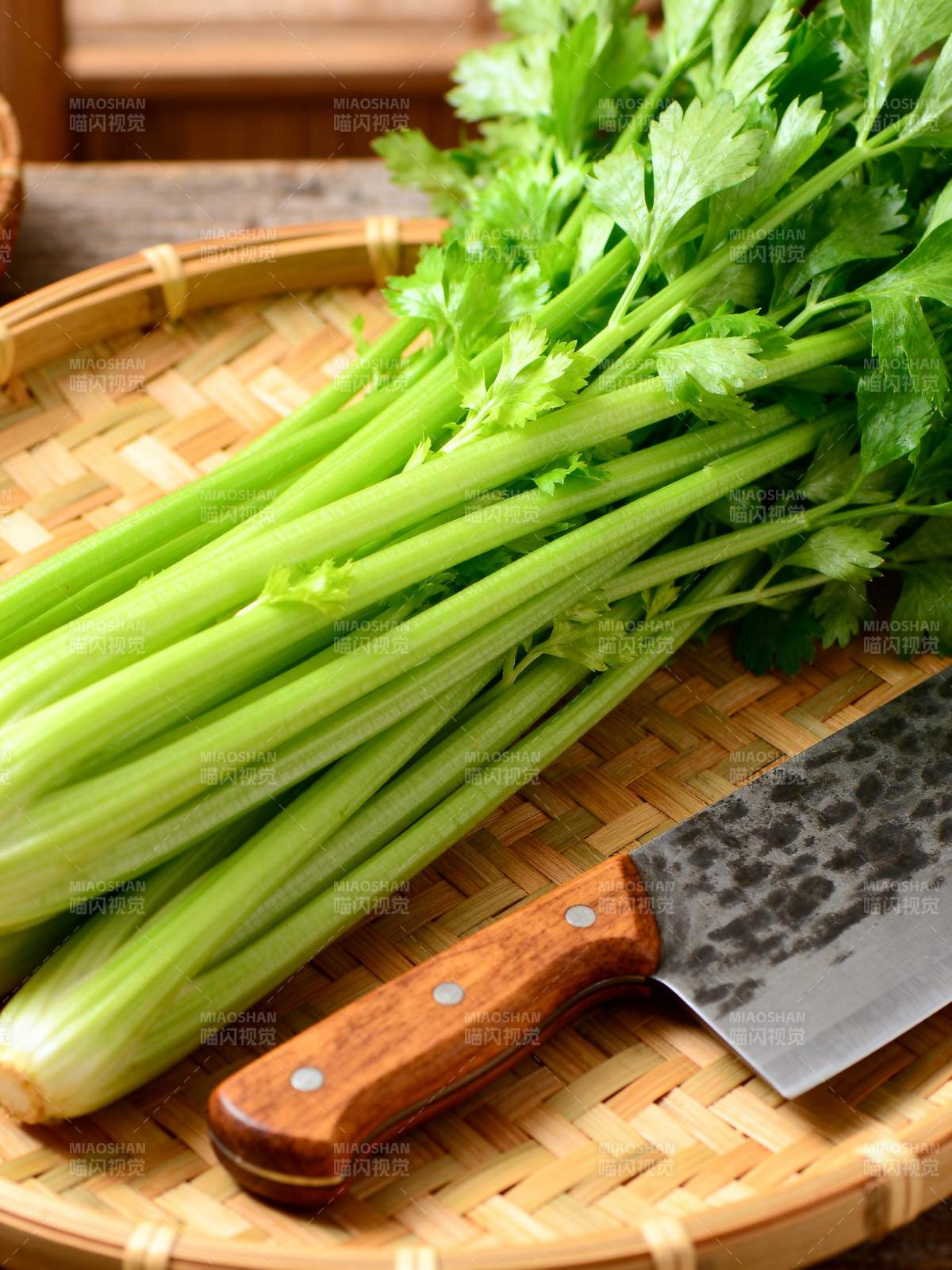 新鲜芹菜与菜刀图片