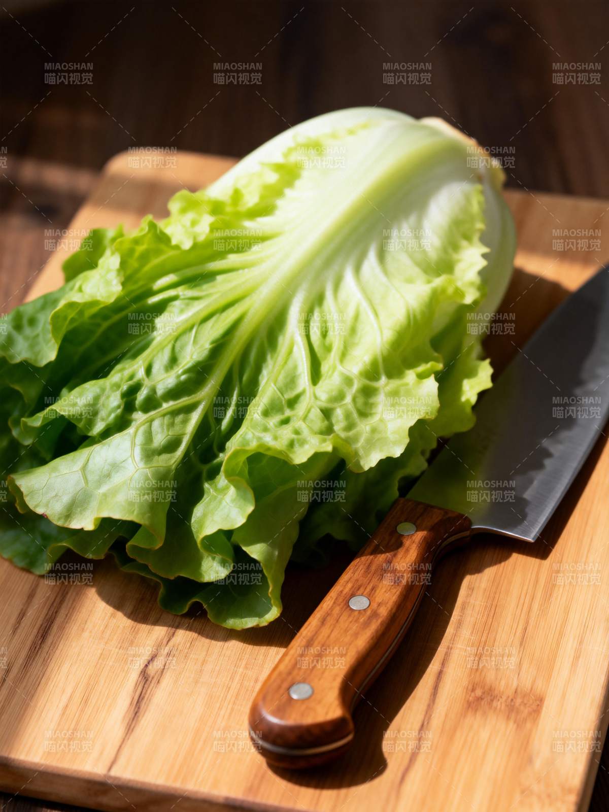 生菜与刀具静物图片