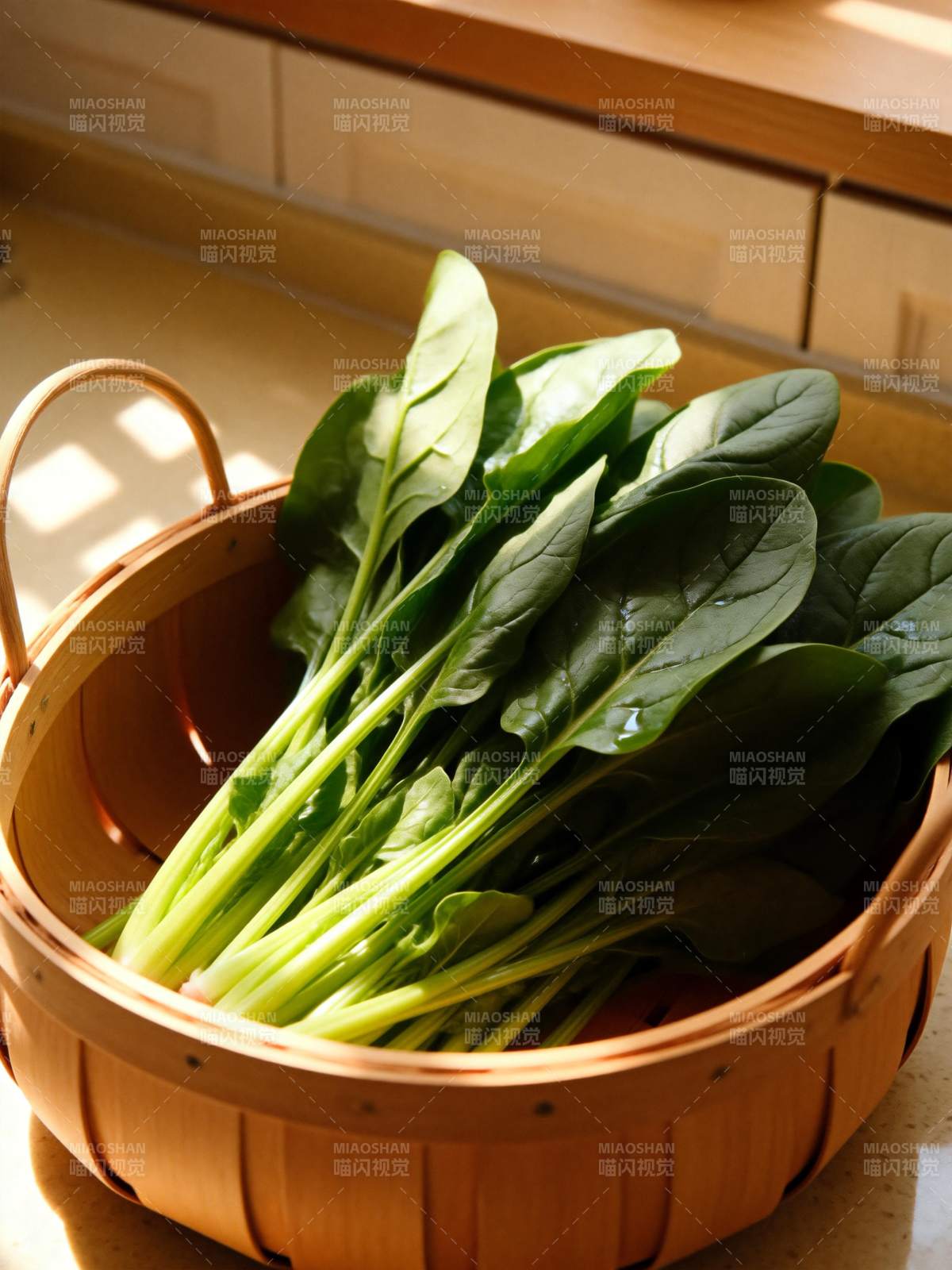 新鲜菠菜入篮图片