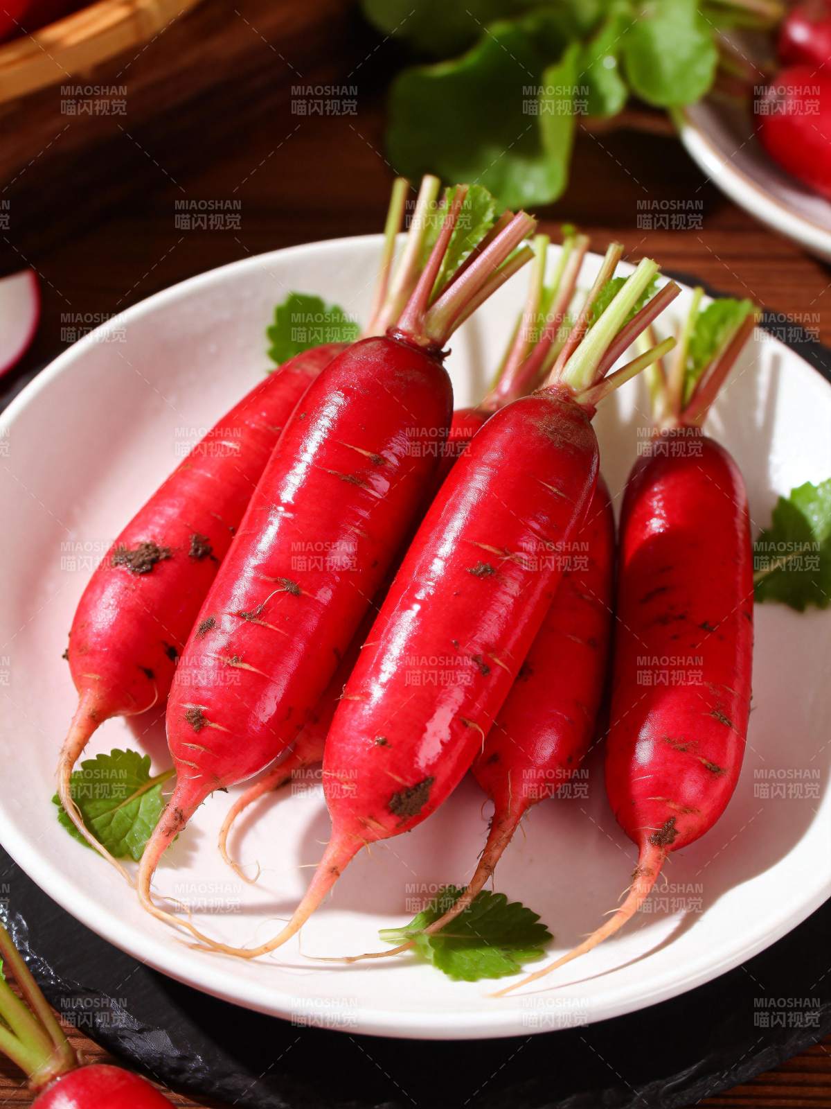 鲜红脆嫩的樱桃萝卜图片