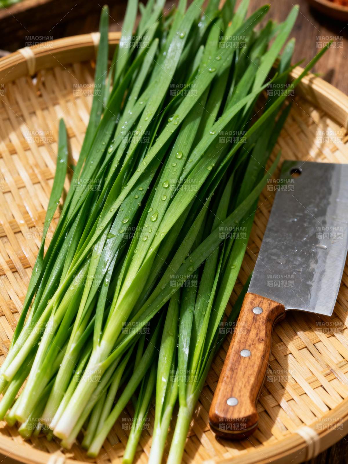 新鲜韭菜配菜刀图片