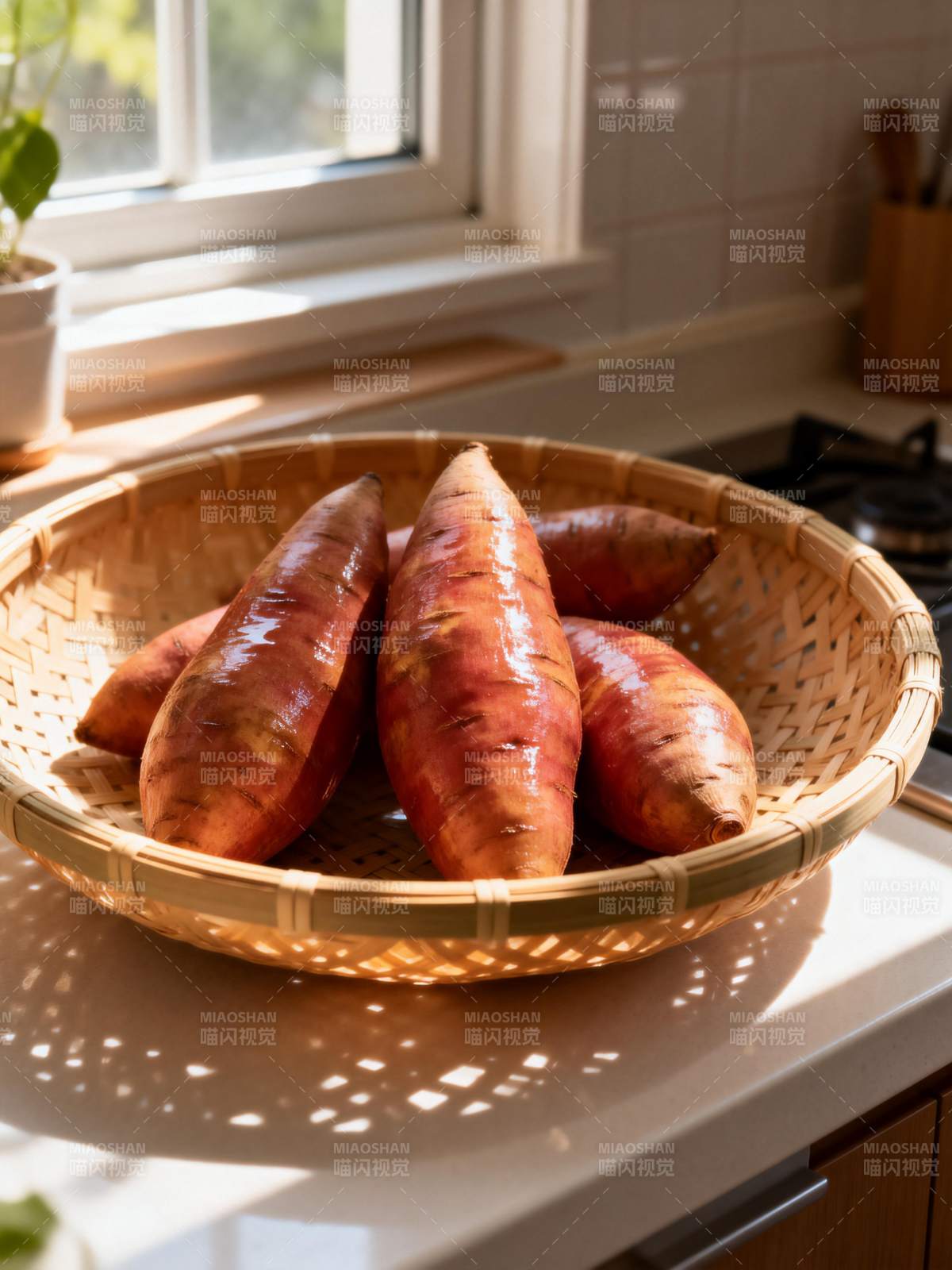 阳光下的红薯篮图片