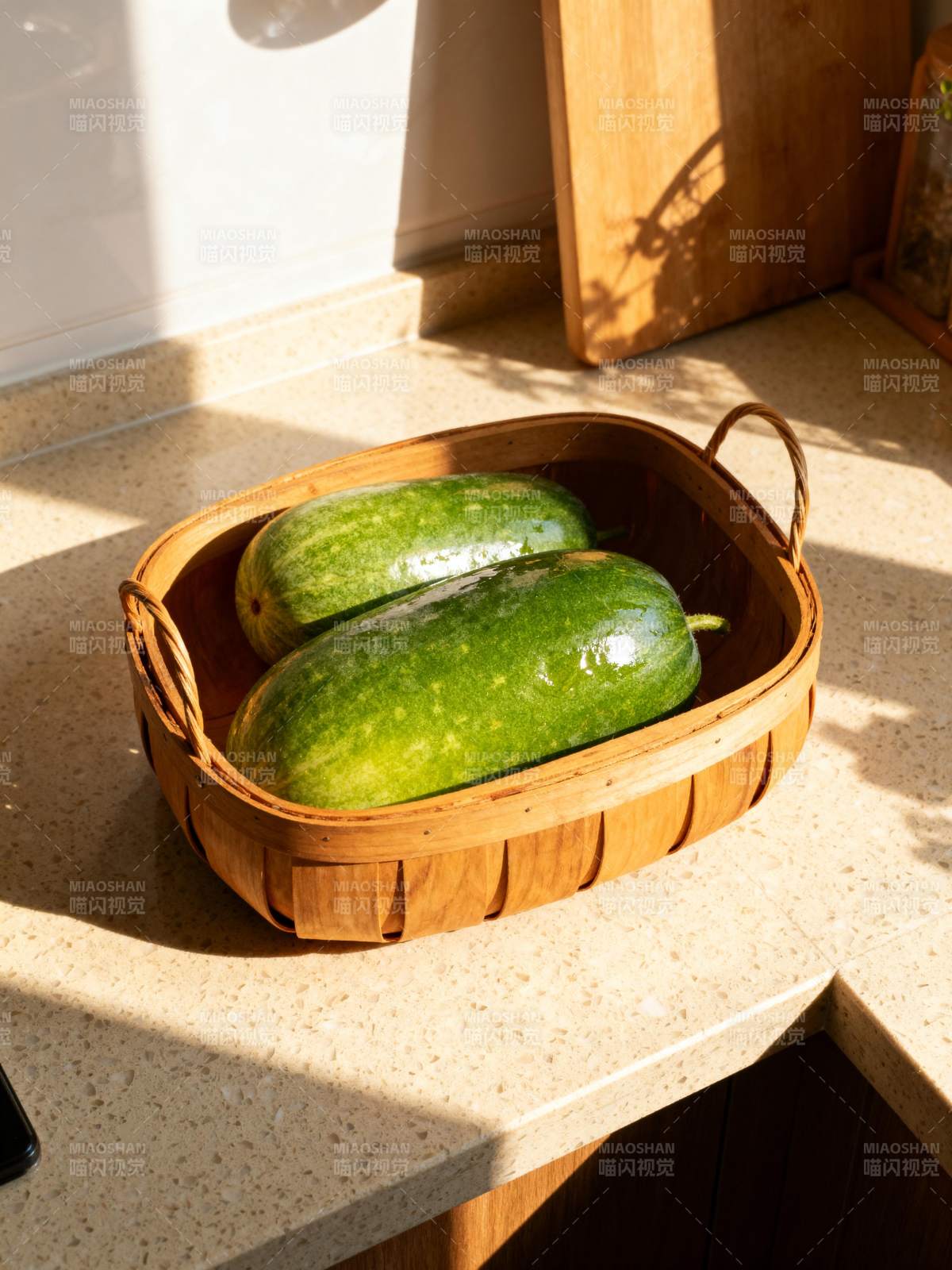 篮中两瓜静享阳光图片