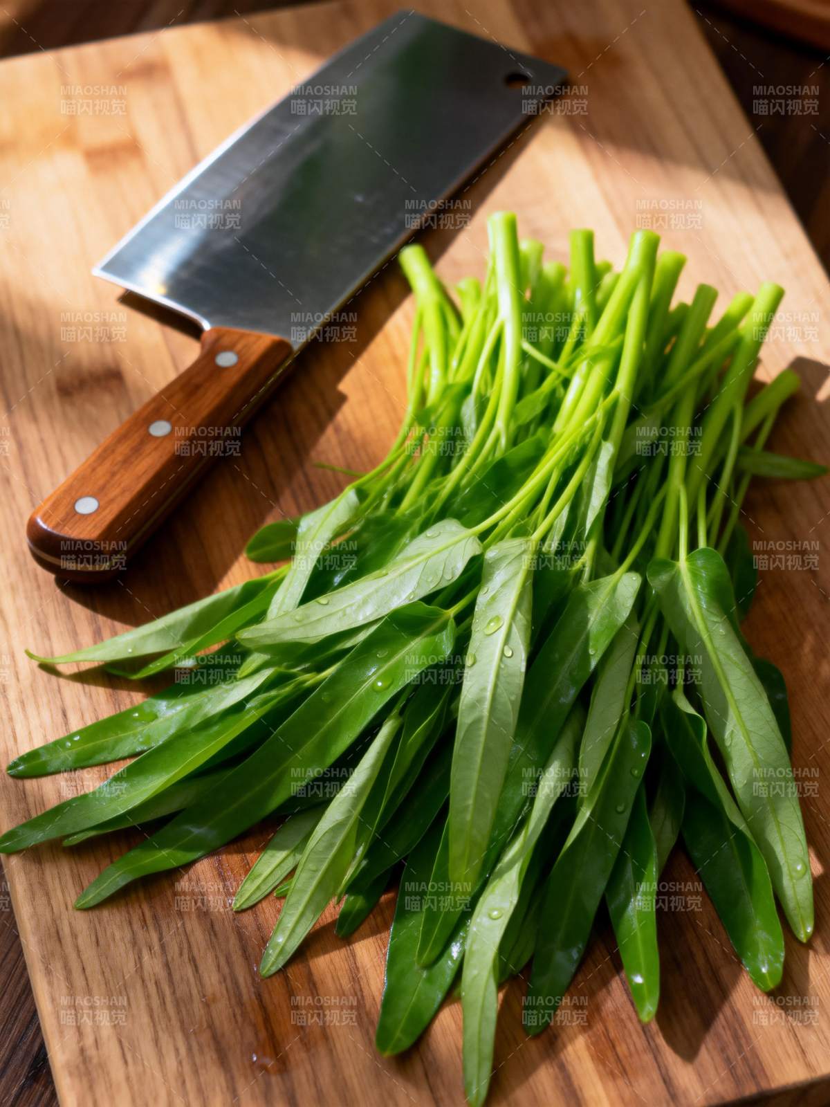 新鲜空心菜与菜刀图片