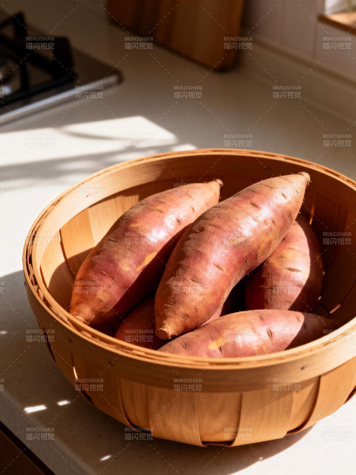 红薯篮中阳光照图片