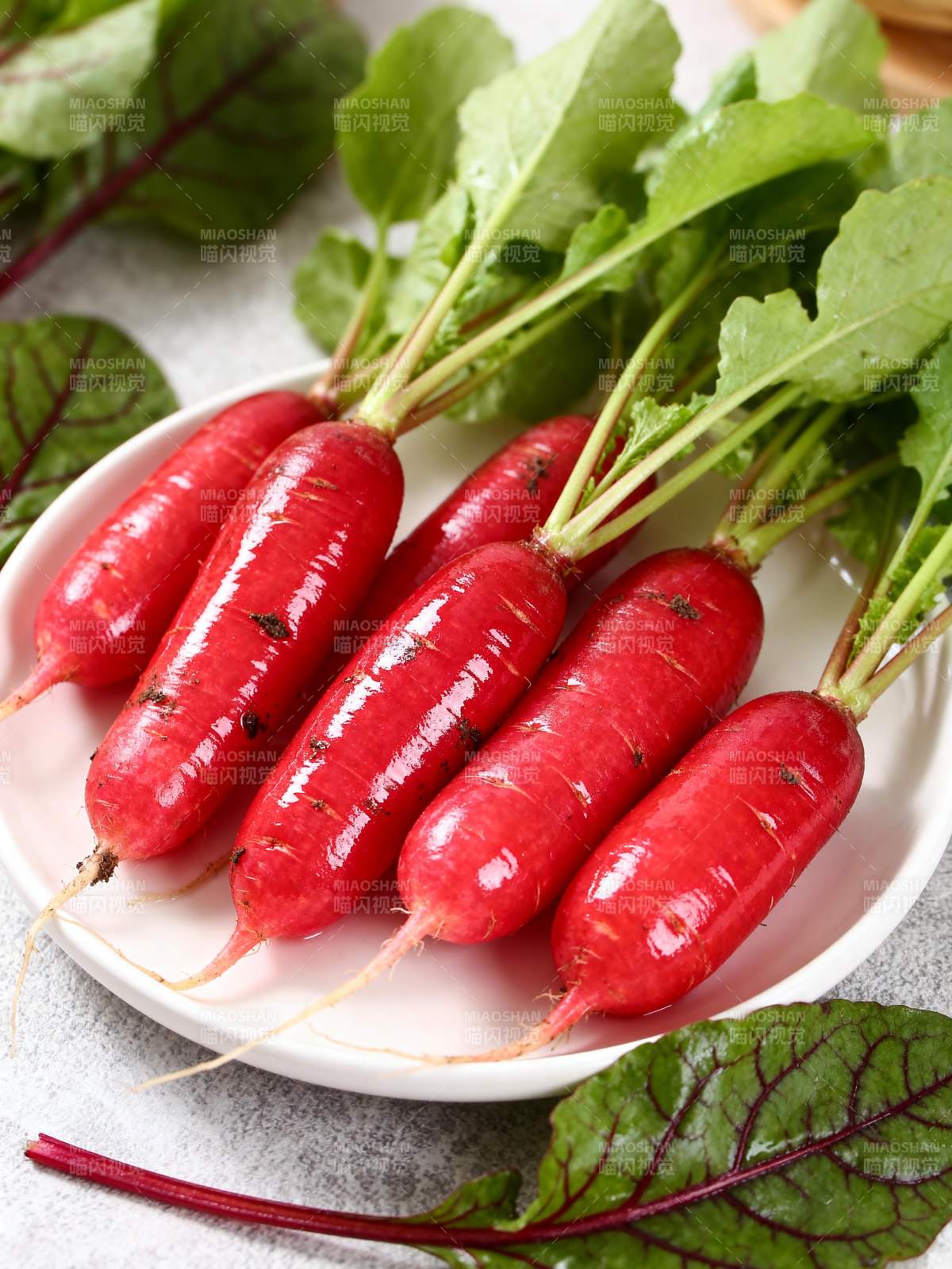鲜红胡萝卜配绿叶图片