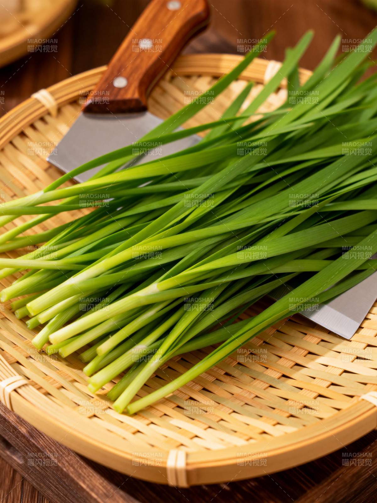 新鲜韭菜待切图片