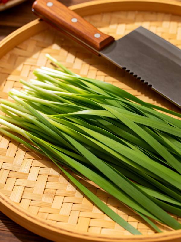 新鲜韭菜与菜刀图片