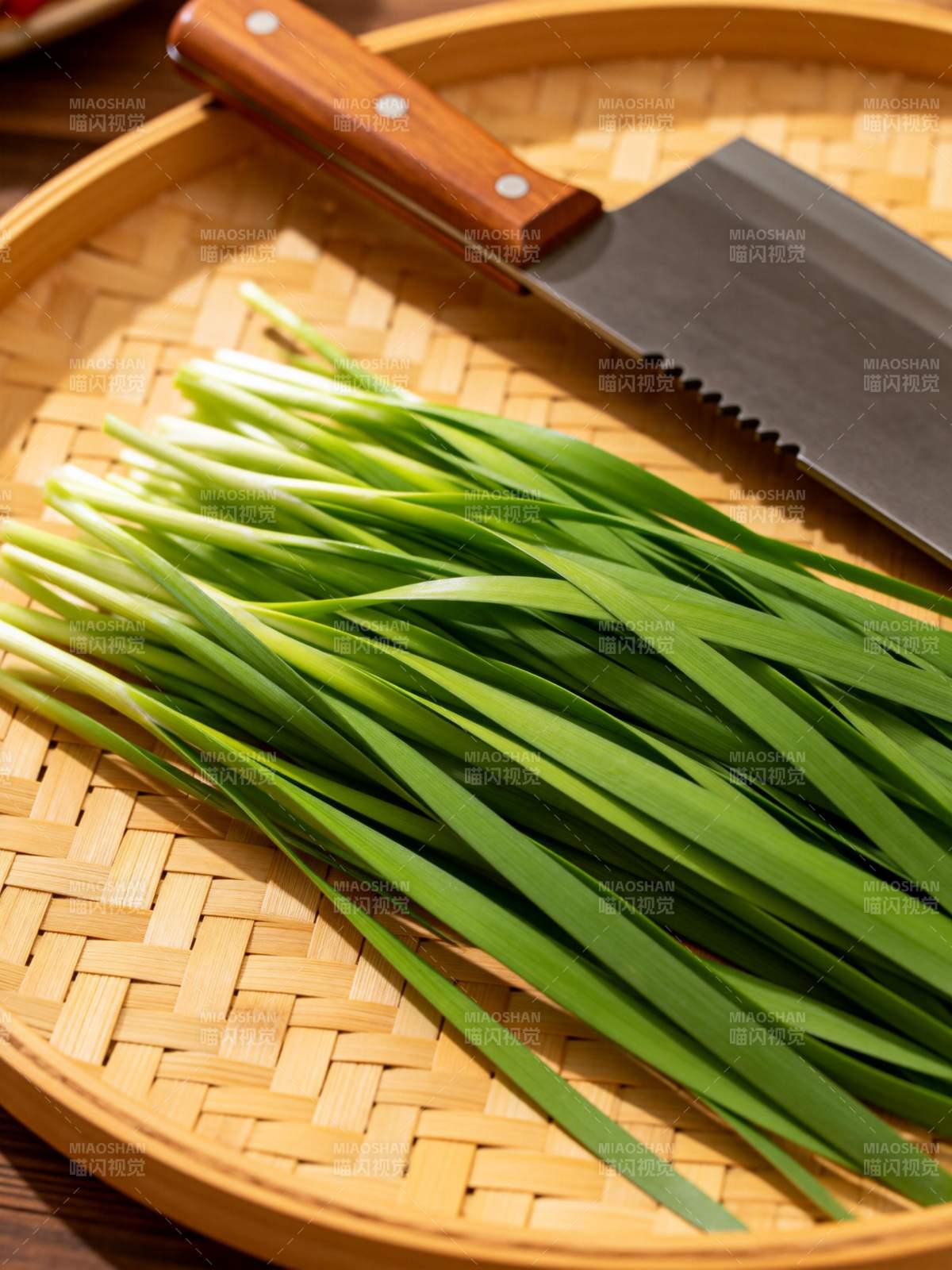 新鲜韭菜与菜刀图片