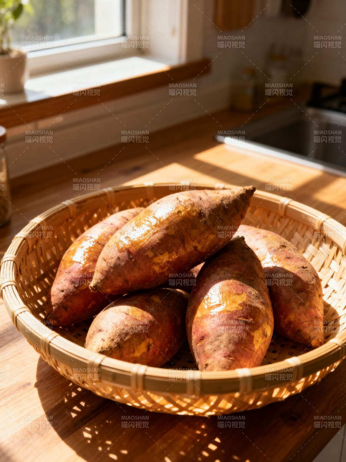 阳光下的红薯篮图片