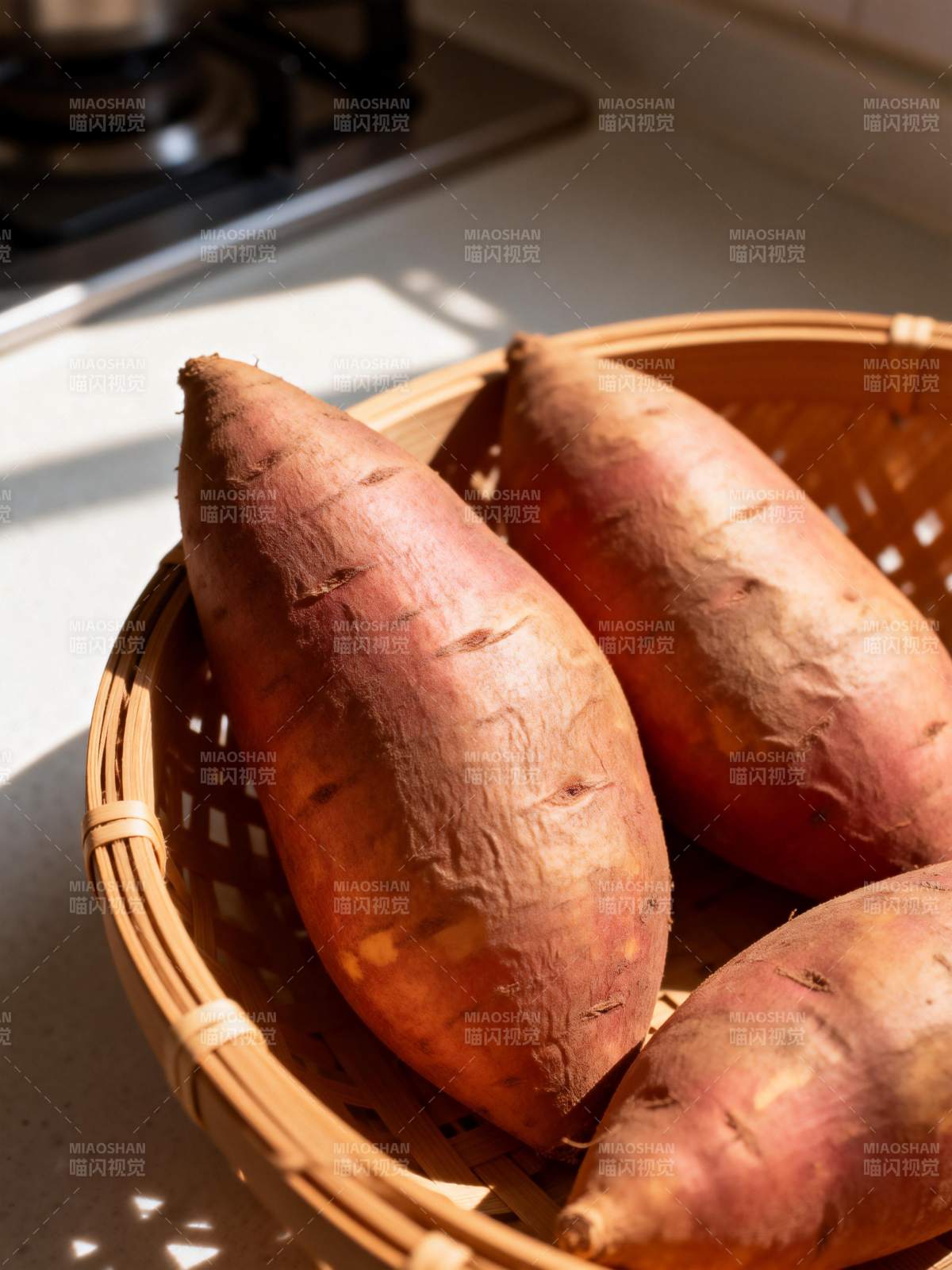 红薯静置于竹篮中图片