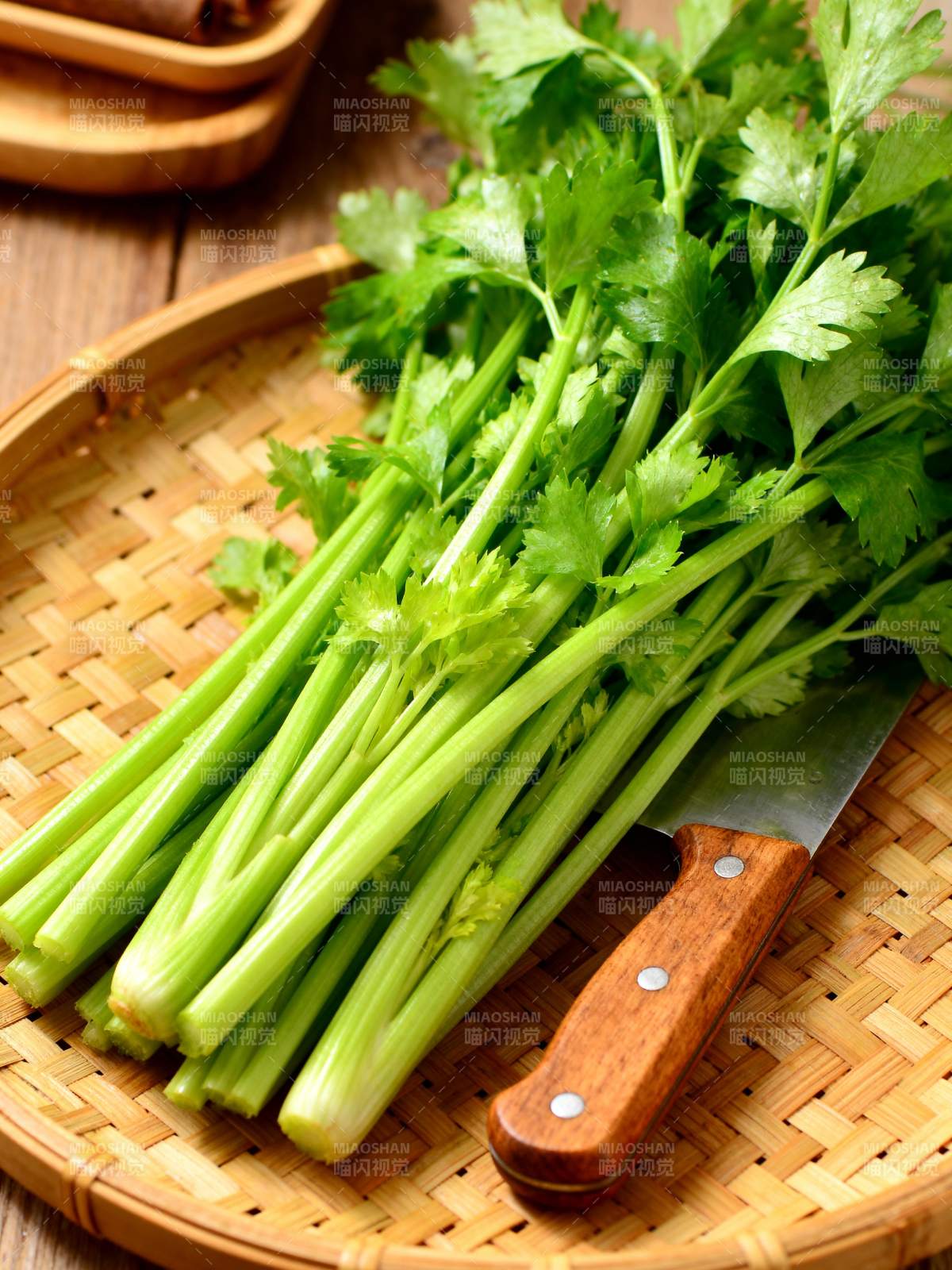 新鲜芹菜配刀具图片