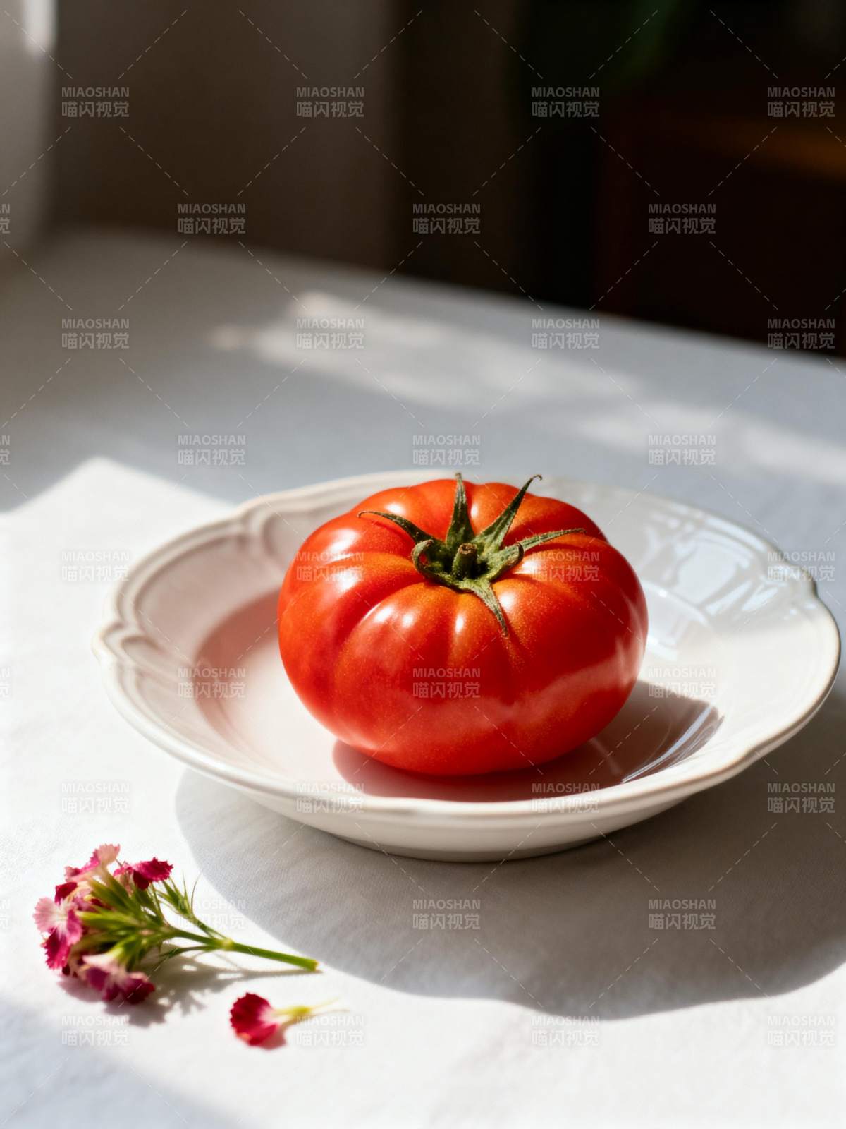 红番茄静置白盘图片