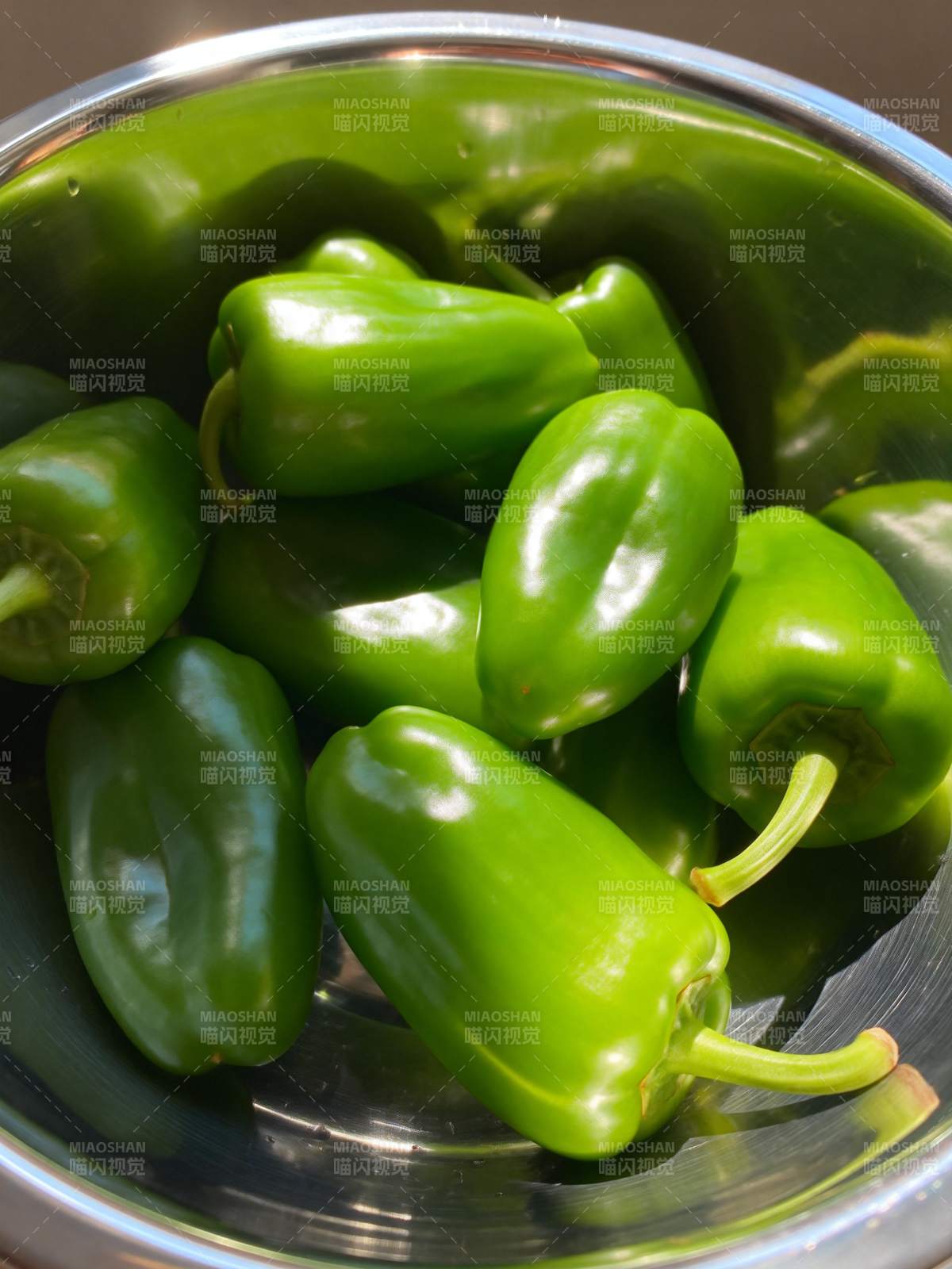 青椒盛碗中图片