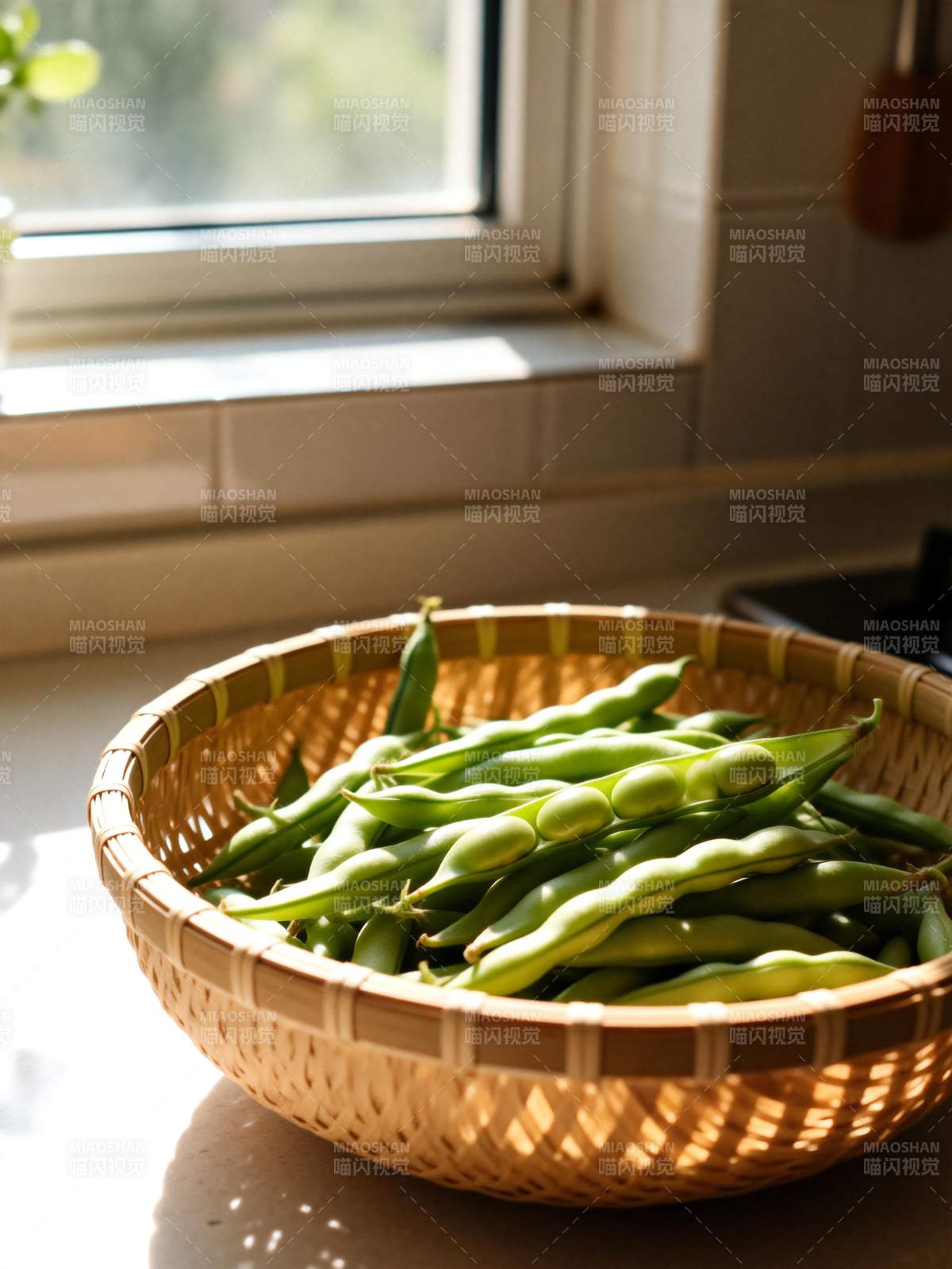 青豆满篮 窗边静好图片