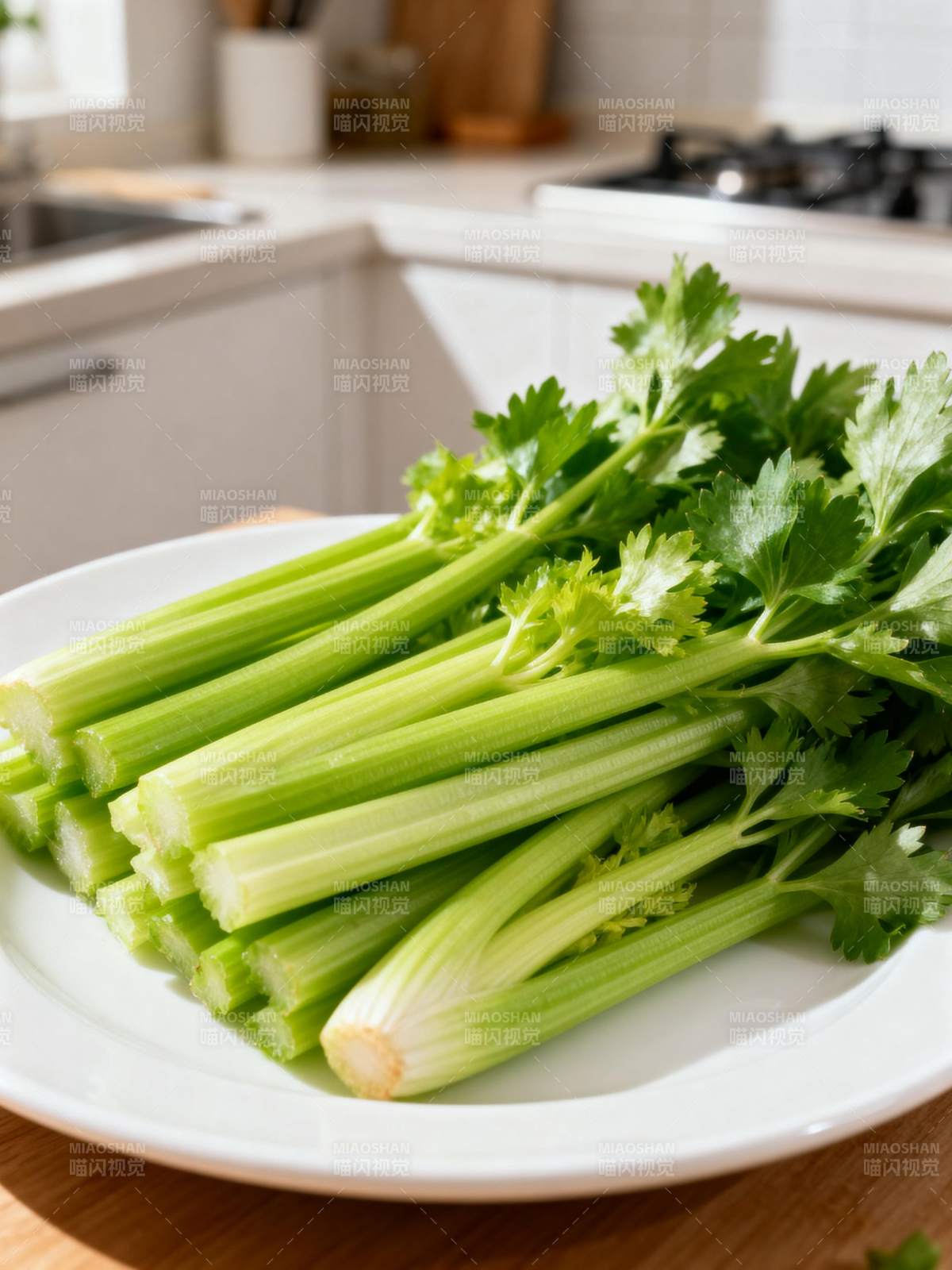 新鲜芹菜摆盘图片