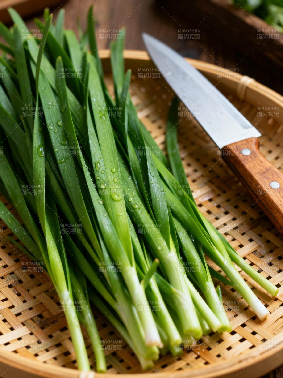 新鲜韭菜待切图片