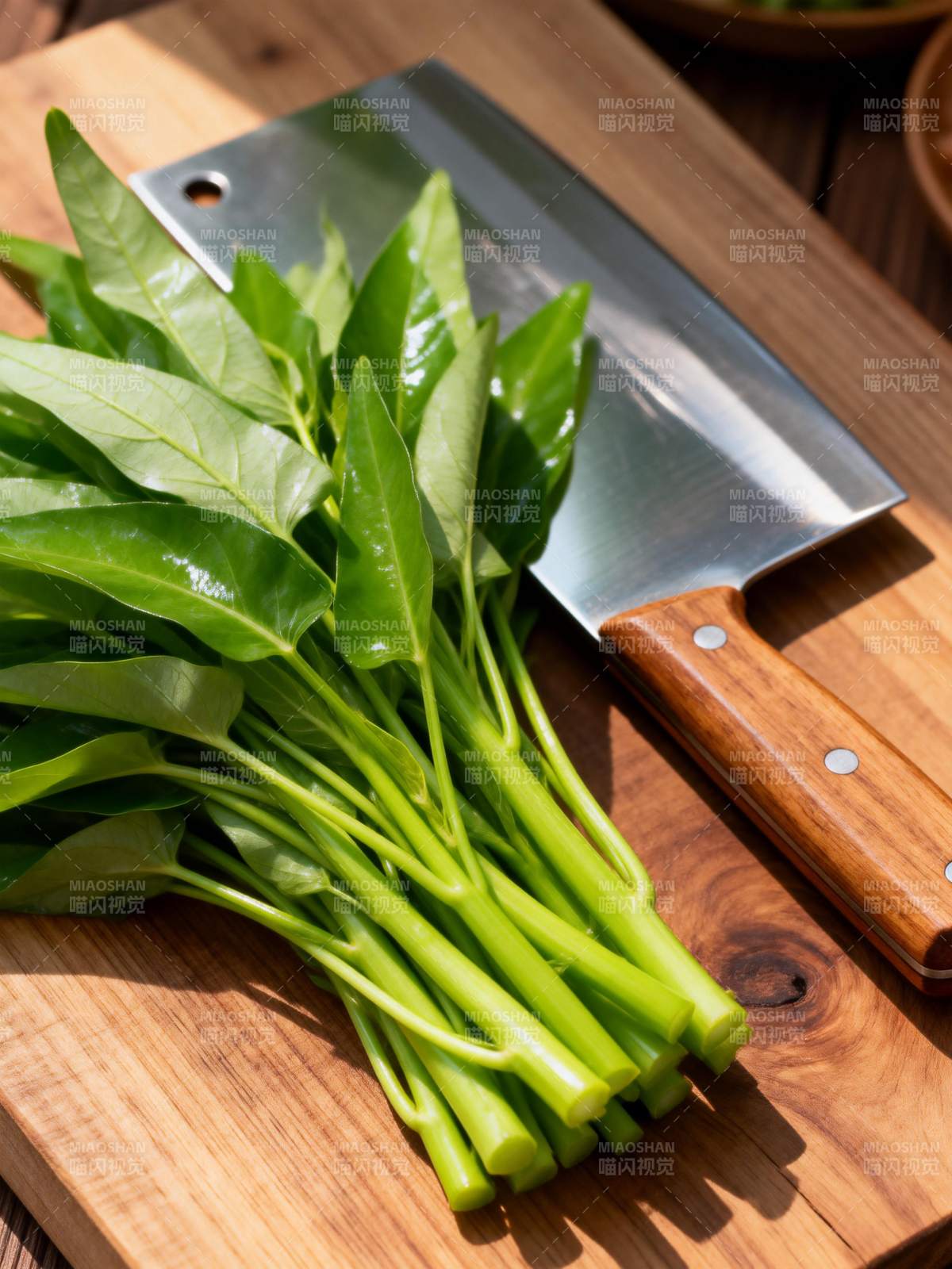 新鲜空心菜与菜刀图片