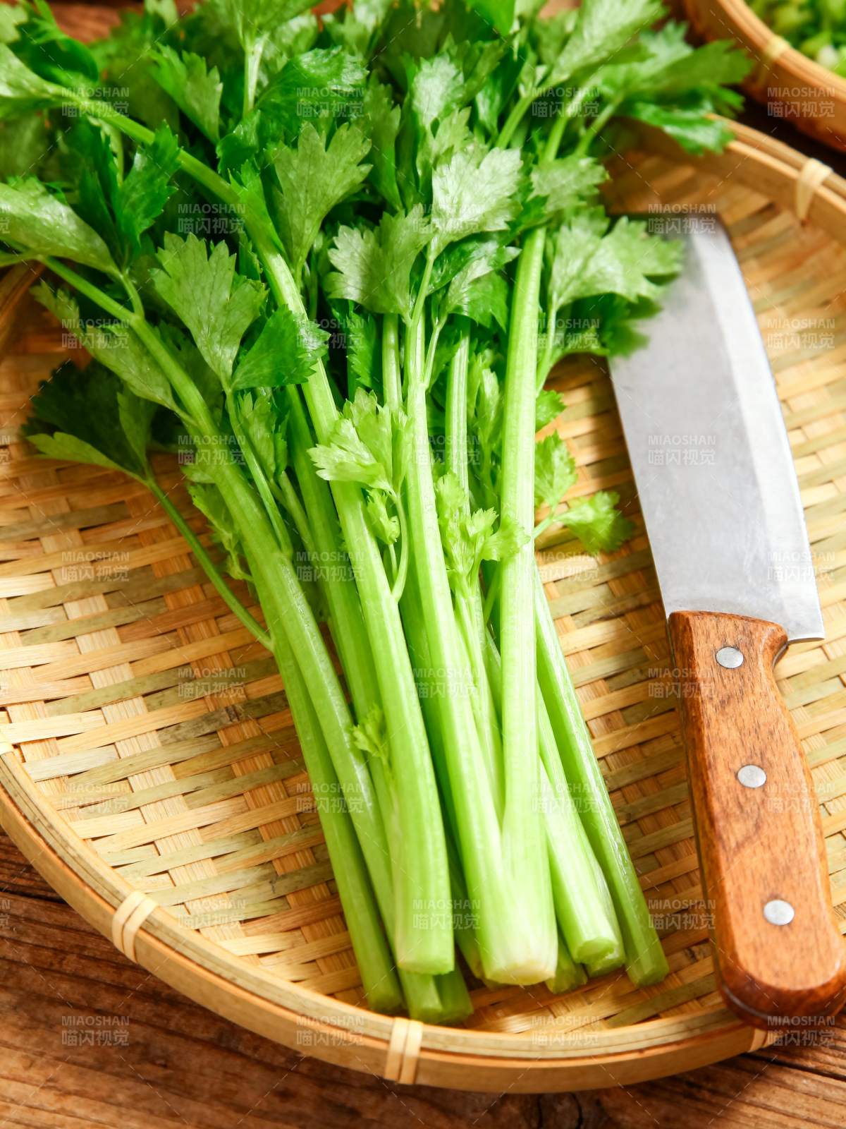 新鲜芹菜配刀具图片