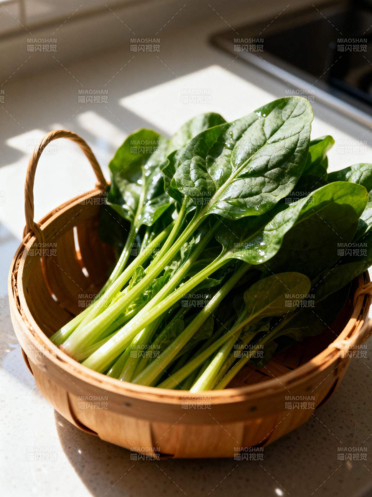 新鲜菠菜入篮图片