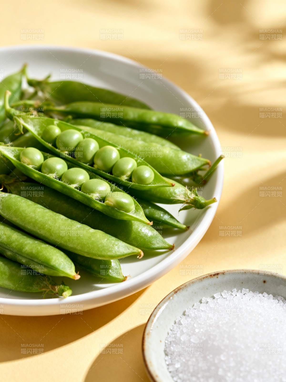 青豆与盐的静物图片